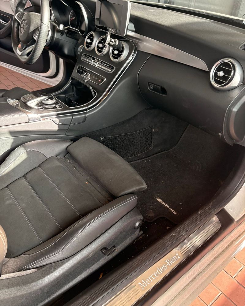 Vorher: Fahrerseite einer Mercedes C-Klasse mit Sitz und Fußraum